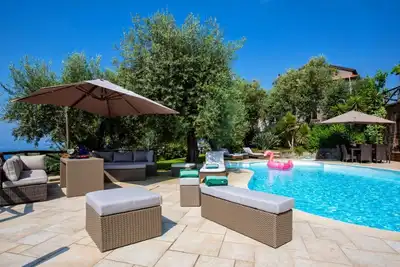 Penthouse avec piscine, exclusif et accueillant dans villa, terrasse et vue imprenable sur le Golfe.