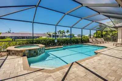 Villa Cosmopolitan sur le canal avec piscine et quai - une oasis de calme!