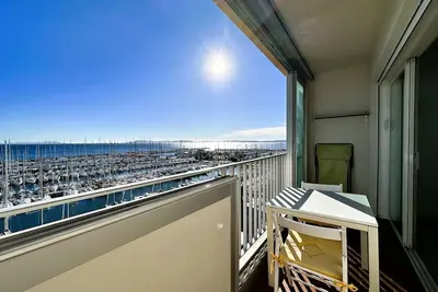Image de Studio pour 2 personnes avec vue mer panoramique, sur le port d'Hyères