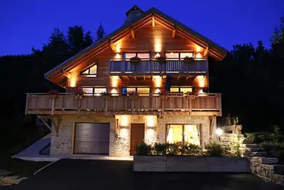 Image de Dans chalet récent Rez de jardin indépendant 50 m2, terrasse sud parking privés