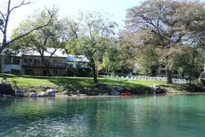 Image de Maison et chalet de la rivière Gruene sur la Guadalupe! 7Bdrms / 4. 5Bath / Kayaks, Sleeps-28