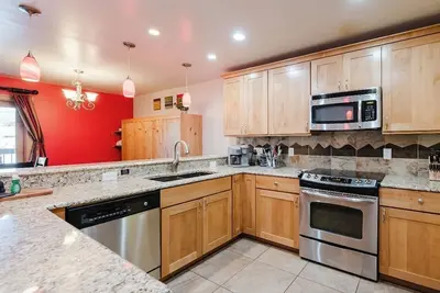 Image de Emplacement de choix dans le centre-ville, hébergement superbe et abordable!