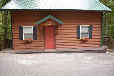 Family Matters Cedar Cabin, près de Pigeon Forge, peut accueillir jusqu'à 8 personnes