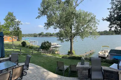 Image de Lakehouse charmant bord de l'eau près de Chicago w pontoon Boat. 12 personnes. Yoga aussi!