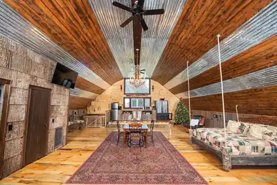 Image de The Barn 15+ acres, lit king size, ruisseau de truite de plus de 1000 ft, sentiers de randonnée