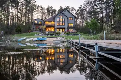 Image de Grass Lake Lodge - Lodge privé au bord du lac de 5 000 pi² et de 1 000 pi² aménagé sur 65 acres