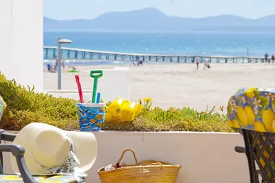 Image de Récemment rénové et le célèbre architecte Oiza sur la plus longue plage de Majorque