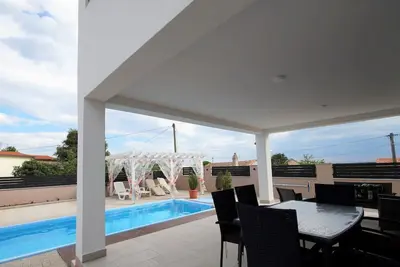 Image de Neuf avec piscine privée + vue sur la mer, 9 personnes