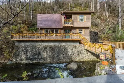 Image de Sur Roaring Fork / Walk 2 DwTn Gatlinburg / Jacuzzi