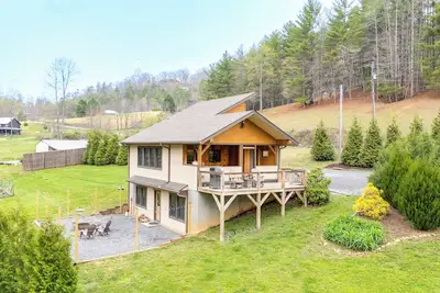 Image de Nouvelle cabine avec bain Ă remous et foyer Ă 15 minutes d'Asheville