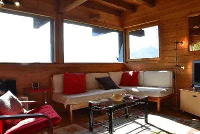 Image de Extérieur : chalet à Chandolin, pour 4-6 personnes, balcon, terrasse, pelouse avec mobilier de jardi