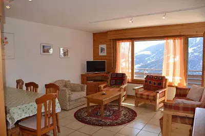 Image de Extérieur : au 3ème étage d'un bâtiment de 5 étages à l'entrée du village, ascenseur, balcon plein s