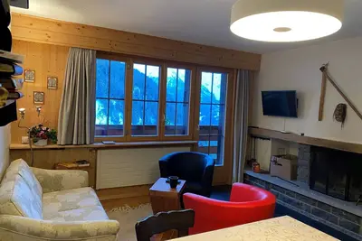 Image de Extérieur : 3-pièces pour 5 personnes au rez inférieur, balcon -Intérieur : 90 m2, hall d'entrée fer