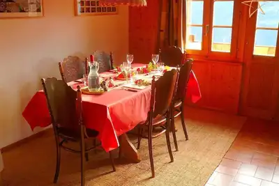 Extérieur : appartement sur 2 étages au 3ème étage du bâtiment, pour 6 personnes, balcon avec mobili