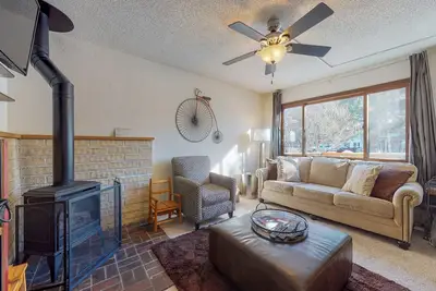 Image de Nouvelle Liste! Condo familial avec foyer au gaz, piscine commune et bains Ă remous