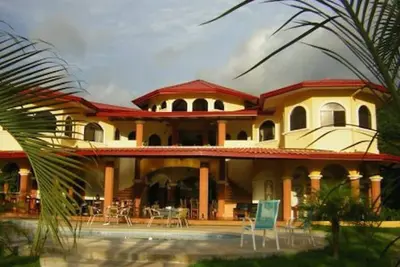 Image de Toucans, montagnes et cascades! Jungle Villa w \/ personnel complet.