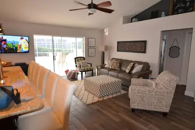 Image de 3 Br Villa. Grande piscine. Jacuzzi. 25 minutes de Disney. 3 lits King Size