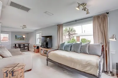 Image de Direct Oceanfront Romantic Cottage - À pied des restaurants - 5 miles du centre-ville