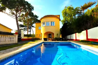 Image de Maison avec piscine et vues sur la mer. 20min Bcn