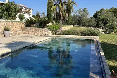Image de villa avec piscine dans parc arbore d'1h