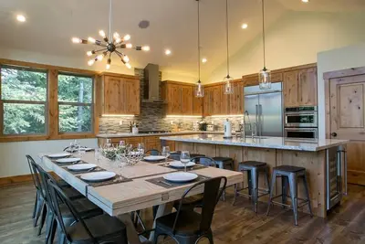 Image de ⭐️ Luxe 6br / 6ba Home Sleeps 18! Sauna + vapeur + bain à remous à 5 minutes des pistes de ski Td