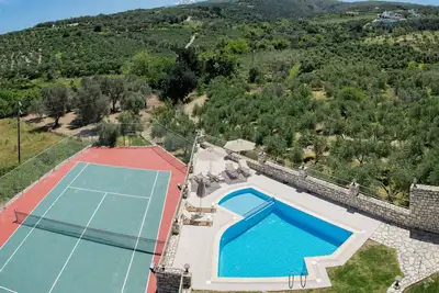 Image de Villa Tinadora piscine privée, court de tennis, salle d'exercice et table de ping-pong