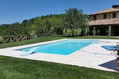 Image de Villa en pierre avec piscine privée, entourée du parc Frasassi.