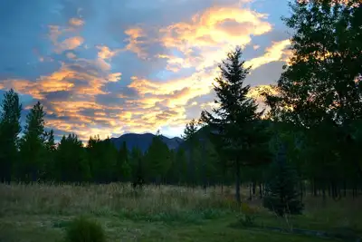 Image de 6 miles du parc national des Glaciers! Maison tranquille privée sur 5 acres. 2 Bdr \/ 2. 5 Ba