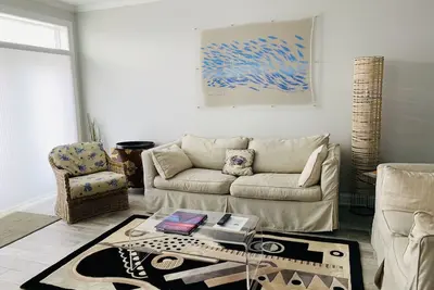 Image de Condo de luxe avec un emplacement et des vues incroyables. 1 pâté de maisons de la plage! !