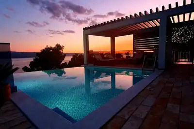 Image de *** Villa Lucic Omis *** pour 1-10 personnes avec une vue magnifique sur la mer