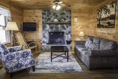 Image de New River Gorge Cabins avec bain à remous et cheminée