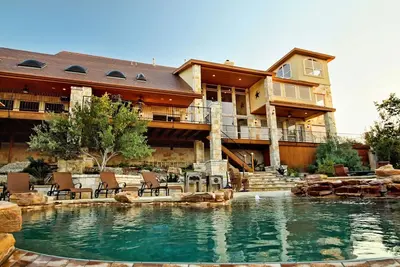 Image de Paradise Immobilier - 5 Bdrm, Grande Gameroom, Infinity Pool / Spa, Lake Travis accès
