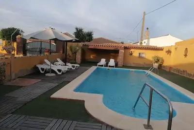 Image de Villa avec piscine, climatisation centrale et wifi Ă Chiclana de la Fro
