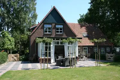 Image de maison spacieuse, 4-6 personnes, sauna, véranda, jardin, salle de bains de luxe