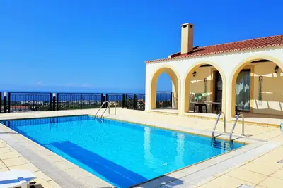 Image de Vue imprenable sur mer et montagne, villa avec piscine privée proche plage!