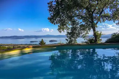Image de Maison avec jardin avec vue superbe panoramique sur le lac trasimeno