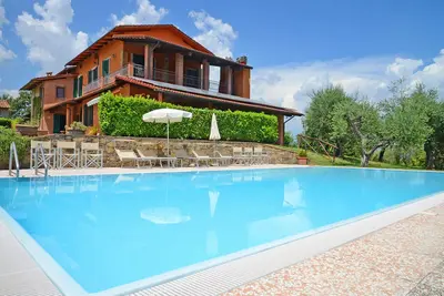 Image de Belle villa spacieuse avec grande piscine - miles de vue, près de Lucca, mer et Florence