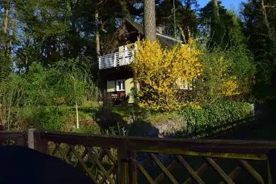 Maison romantique avec vue sur le lac pour 4 personnes. Wi-Fi gratuit. Grand jardin