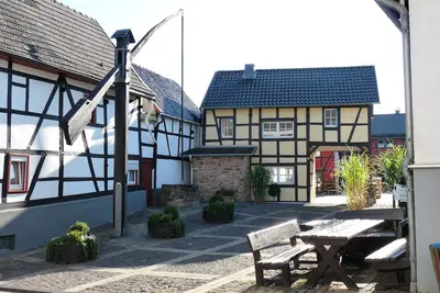 Image de salon élégant et confortable dans Maison à colombages en plein Ziehbrunnen historique