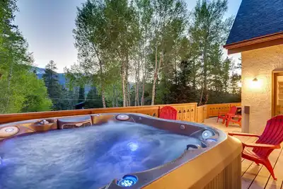 Maison spacieuse, bain à remous jacuzzi, vue sur la montagne, 2 espaces de vie et proche de la ville!