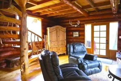 Image de Maison en bois rustique rustique avec foyer au bois et bain Ă remous