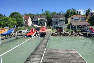 Image de Appartement de vacances directement sur le lac avec sa propre jetée