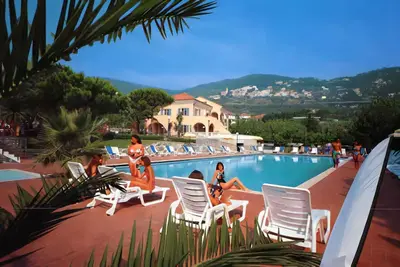 Image de Studio avec climatisation et piscine