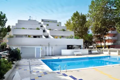 Appartement de vacances avec piscine commune et climatisation