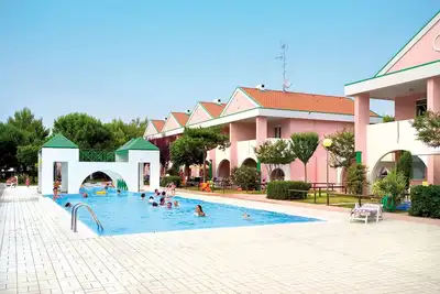 Image de Appartement de vacances avec climatisation, terrasse, balcon et piscine