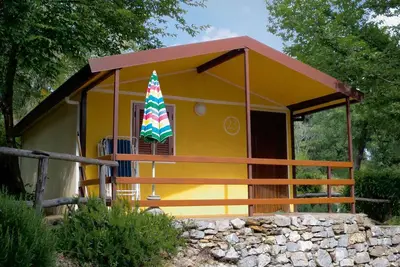 Image de Bungalow avec véranda et piscine