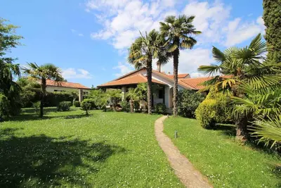 Bungalow avec un beau jardin et de la climatisation