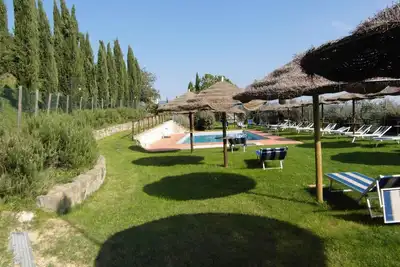 Image de Studio avec son propre jardin et piscine extérieure