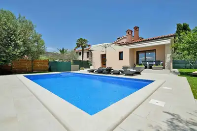 Image de Maison de vacances avec piscine et terrasse