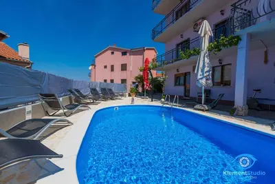 Image de Appartement de vacances avec utilisation de la piscine et aménagement moderne